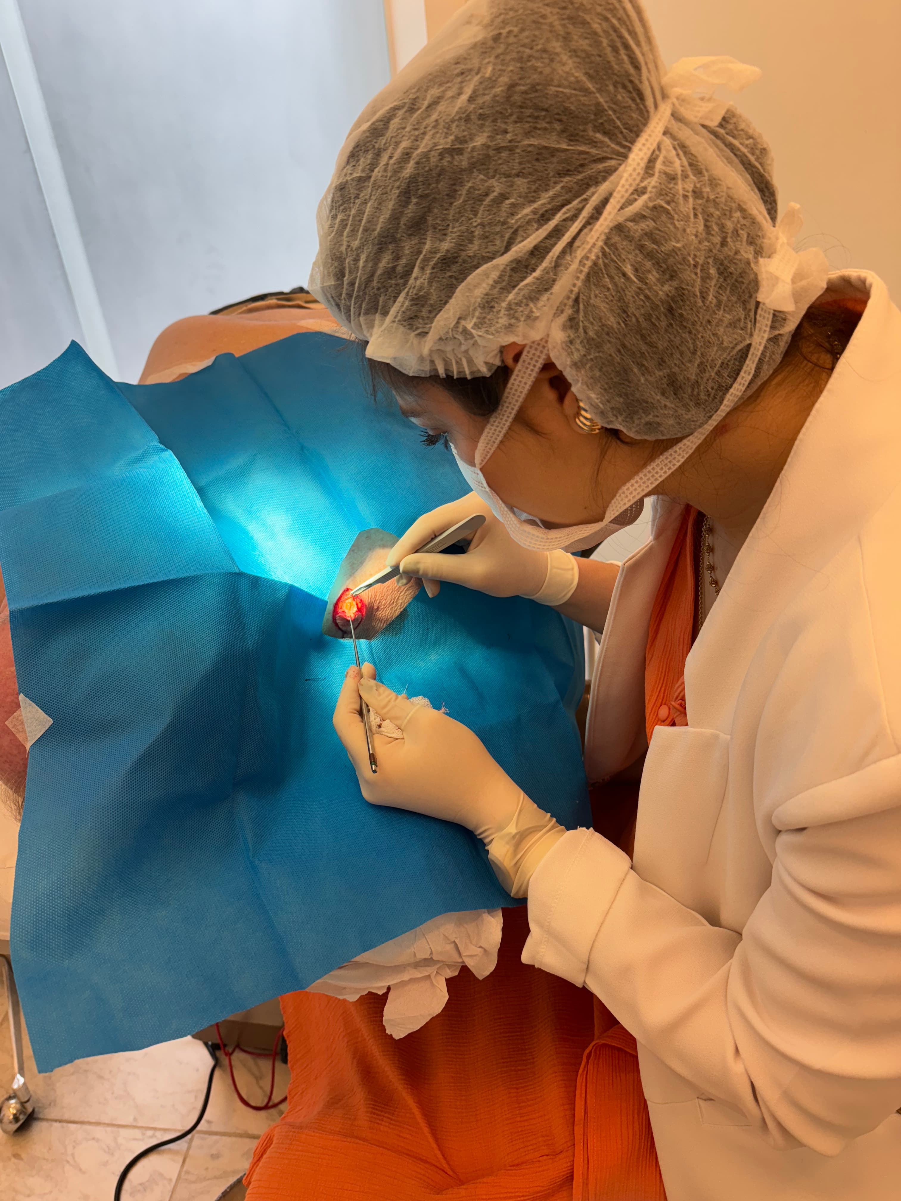 Detalhe de um procedimento estético sendo realizado